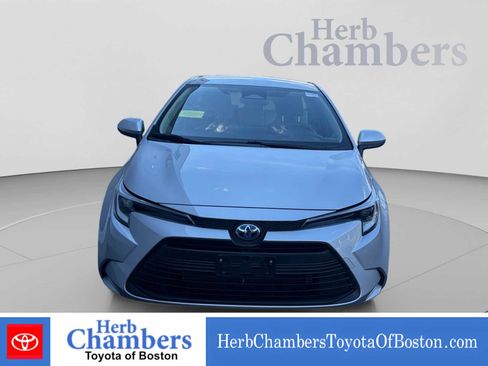 Used 2023 Toyota Corolla LE w/ LE Convenience Package FWD image 2
