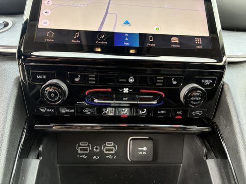Used 2023 Jeep Grand Cherokee Limited w/ Black Appearance Package AWD/4WD image 27