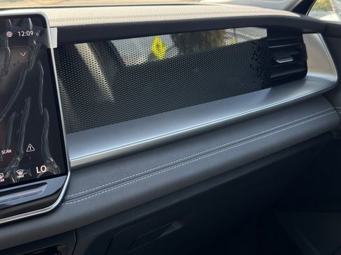 New 2025 Volkswagen Tiguan SE image 36