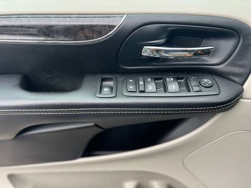 Used 2014 Chrysler Town & Country Touring-L w/ Driver Convenience Group FWD image 16