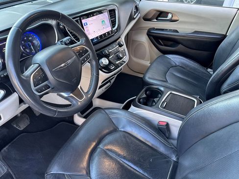 Used 2022 Chrysler Pacifica Touring-L image 11
