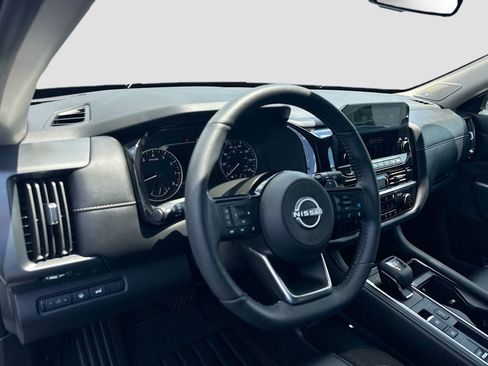 Used 2024 Nissan Pathfinder SL w/ SL Premium Package FWD image 9