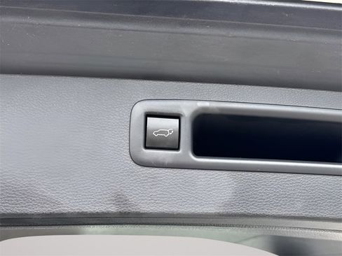 Used 2024 Toyota Highlander LE image 37