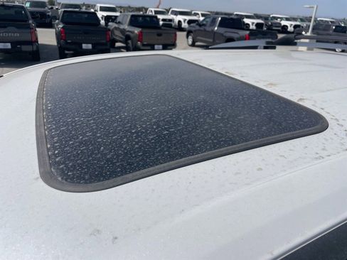 Used 2025 Toyota Sienna Limited image 4