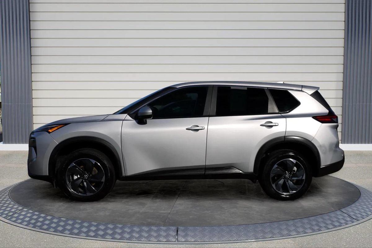 Used 2025 Nissan Rogue SV AWD/4WD image 4