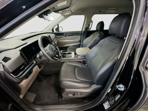 Used 2026 Kia Carnival FWD image 13