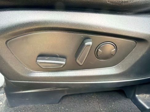 Used 2020 Ford Explorer XLT w/ Equipment Group 202A AWD/4WD image 22