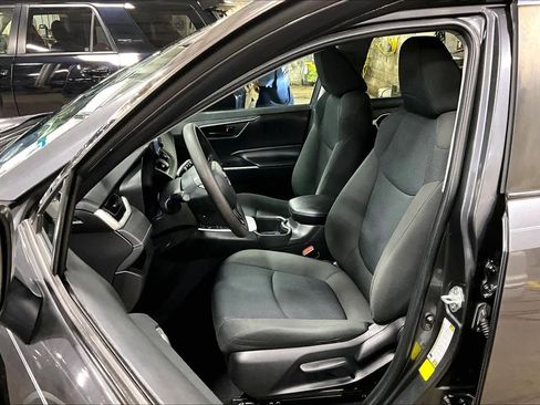 Used 2022 Toyota RAV4 LE image 8
