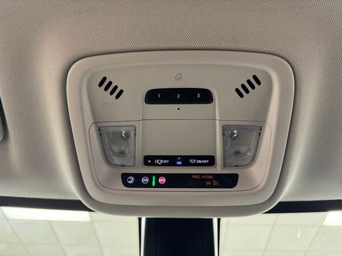 Used 2021 Chevrolet Traverse LT FWD image 42