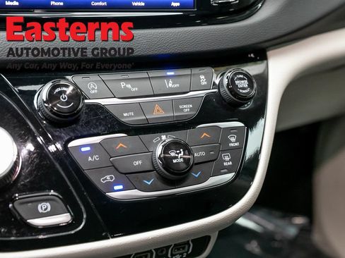 Used 2024 Chrysler Pacifica Touring-L FWD image 19