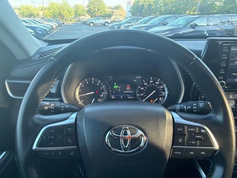 Used 2021 Toyota Highlander XLE AWD/4WD image 26