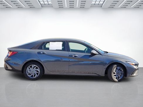 Certified 2026 Hyundai Elantra Hybrid FWD image 11