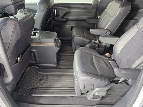 Used 2025 Toyota Sienna Platinum image 14