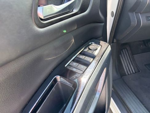 Used 2024 Nissan Pathfinder SL w/ SL Premium Package image 19