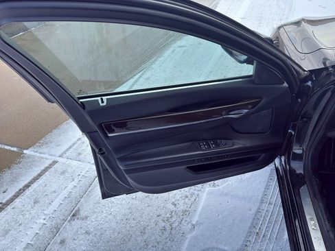 Used 2010 BMW 750i xDrive image 9