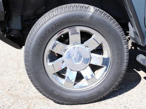 Used 2005 HUMMER H2 w/ Preferred Equipment Group image 13