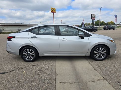 Used 2020 Nissan Versa SV image 3