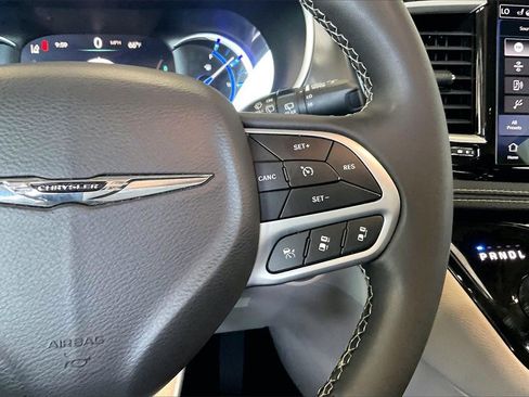 Used 2024 Chrysler Pacifica Select image 9