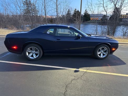 Used 2016 Dodge Challenger SXT image 2
