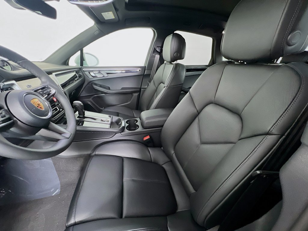 Certified 2026 Porsche Macan AWD/4WD image 5
