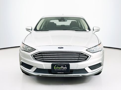 Used 2017 Ford Fusion SE image 2