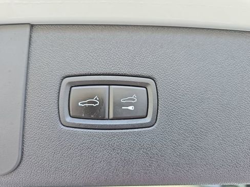 Used 2022 Porsche Cayenne w/ Premium Package AWD/4WD image 12