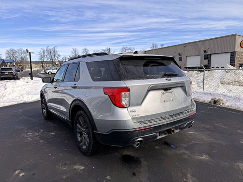 Used 2021 Ford Explorer XLT w/ Equipment Group 202A image 7