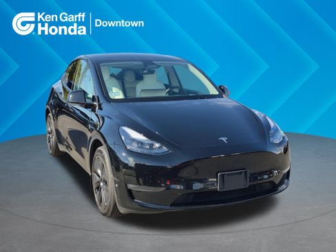Used 2025 Tesla Model Y Long Range AWD/4WD image 1