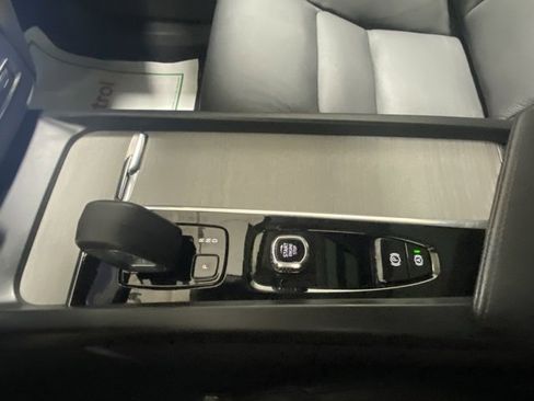 Used 2025 Volvo XC60 B5 Plus image 27