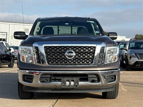 Used 2018 Nissan Titan SV image 3