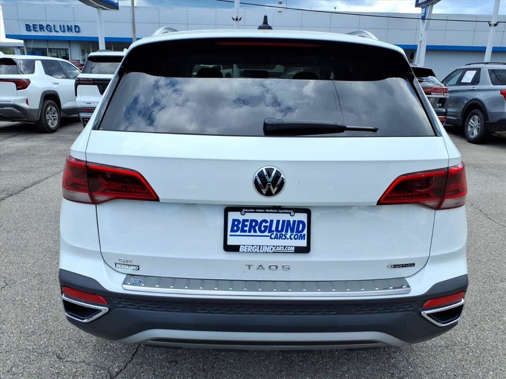 Used 2022 Volkswagen Taos SE w/ Panoramic Sunroof Package FWD image 5