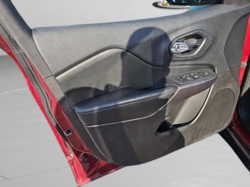 Used 2019 Jeep Cherokee Latitude Plus w/ Comfort/Convenience Group image 19