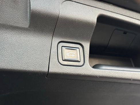 Used 2018 GMC Acadia Denali image 17