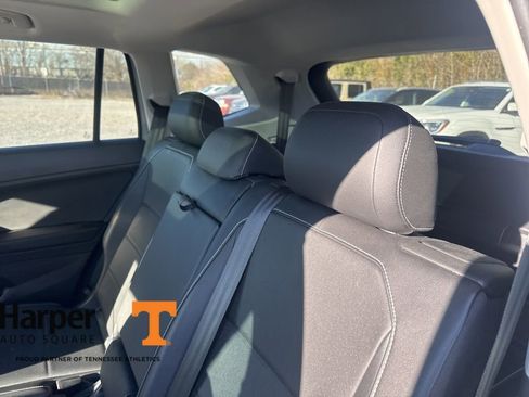Used 2021 Volkswagen Tiguan SE w/ Panoramic Sunroof Package image 9