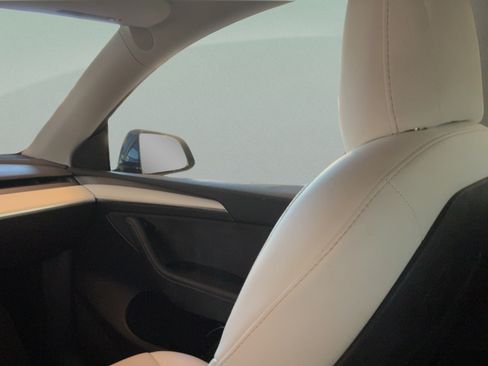 Used 2022 Tesla Model Y Long Range AWD/4WD image 29