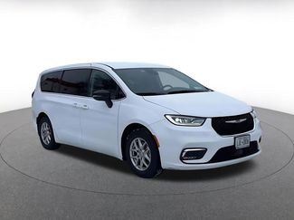 Used 2024 Chrysler Pacifica Touring-L video 2