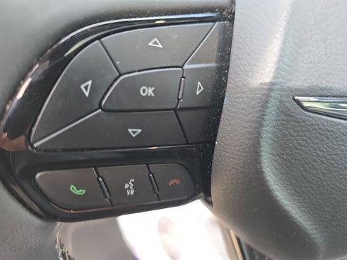 Used 2025 Chrysler Pacifica Limited FWD image 12