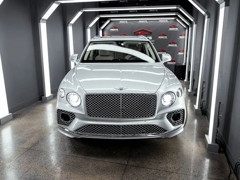Used 2023 Bentley Bentayga AWD/4WD image 3
