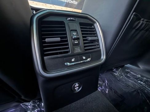 Used 2023 Porsche Macan AWD/4WD image 28