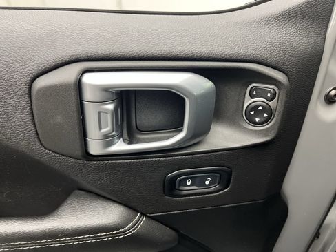 Used 2023 Jeep Wrangler Unlimited Sahara w/ Cold Weather Group AWD/4WD image 8