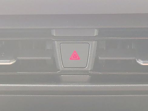 Certified 2025 Volkswagen Tiguan SE AWD/4WD image 31