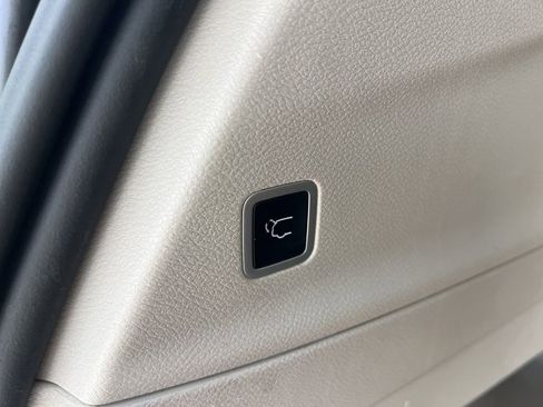 Used 2023 Chrysler Pacifica Touring-L FWD image 32