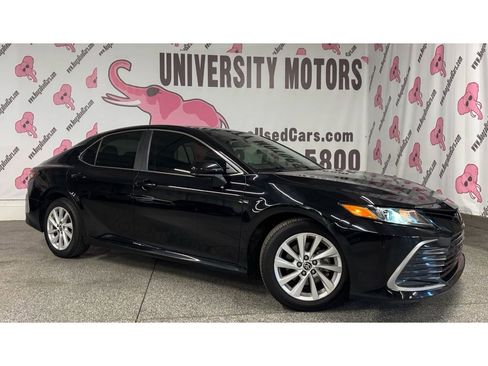Used 2023 Toyota Camry LE image 3