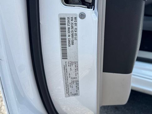 Used 2024 Chrysler Pacifica Limited FWD image 43
