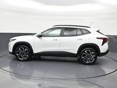 Used 2025 Chevrolet Trax RS FWD image 2