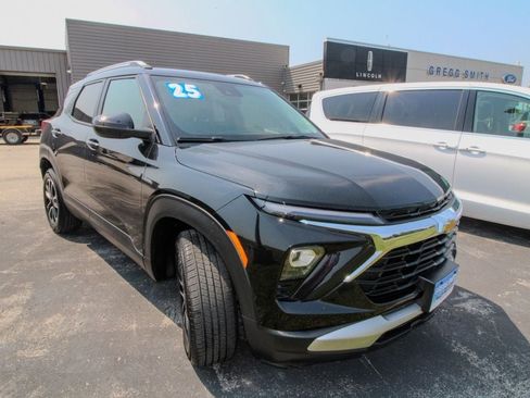 Used 2025 Chevrolet TrailBlazer LT AWD/4WD image 2