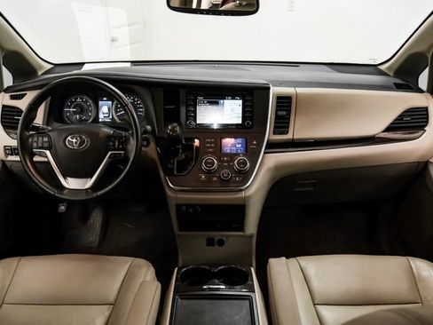 Used 2019 Toyota Sienna XLE Premium FWD image 16