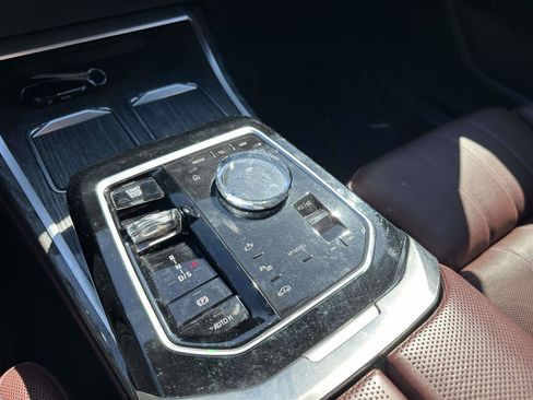 Used 2023 BMW 760i xDrive w/ Executive Package image 28