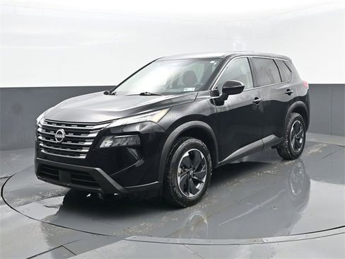 Used 2025 Nissan Rogue SV image 2