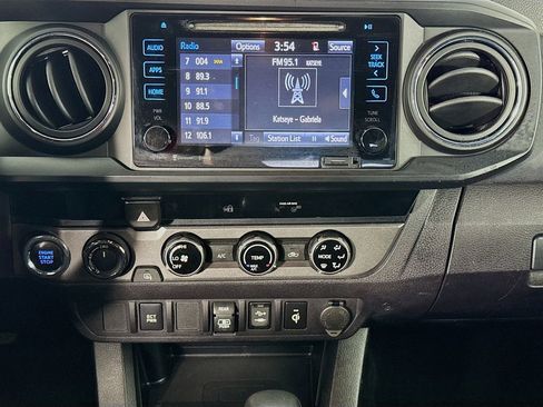 Used 2018 Toyota Tacoma TRD Off-Road image 32